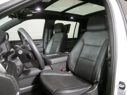 Used 2024 GMC Yukon XL Denali w/ Denali Reserve Package image 11