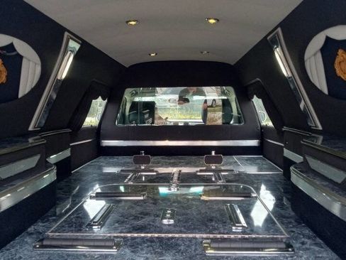 Used 2011 Cadillac DTS Limousine image 17