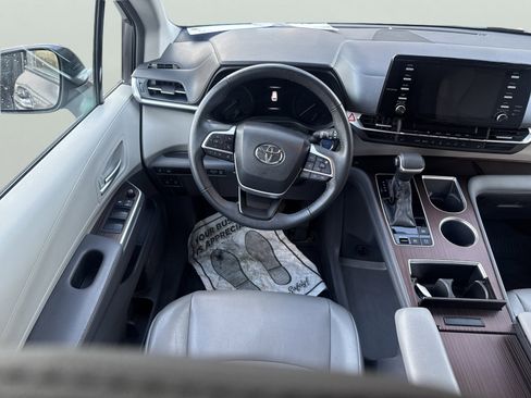 Used 2022 Toyota Sienna XLE image 16