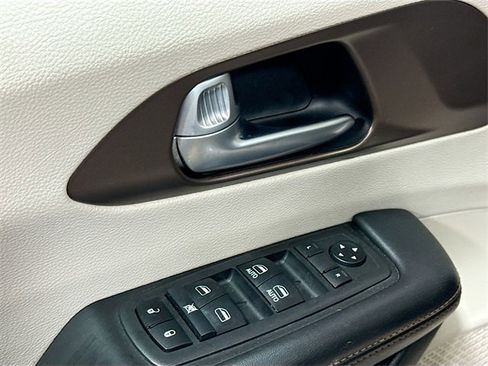 Used 2018 Chrysler Pacifica Touring-L image 17