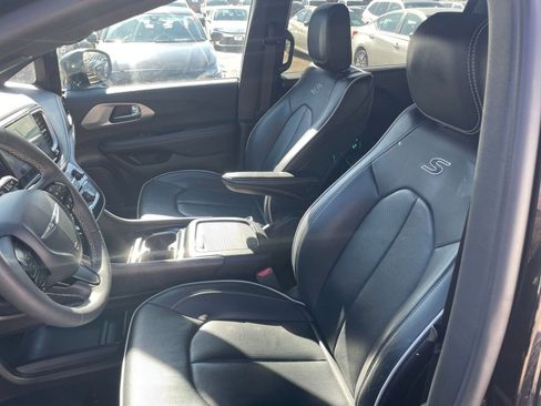 Used 2025 Chrysler Pacifica Limited image 25