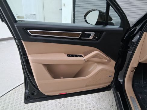 Used 2021 Porsche Cayenne image 19