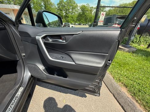 Used 2019 Toyota RAV4 XLE w/ Convenience Package AWD/4WD image 14