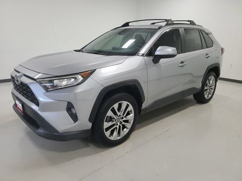 Used 2019 Toyota RAV4 XLE Premium FWD image 3
