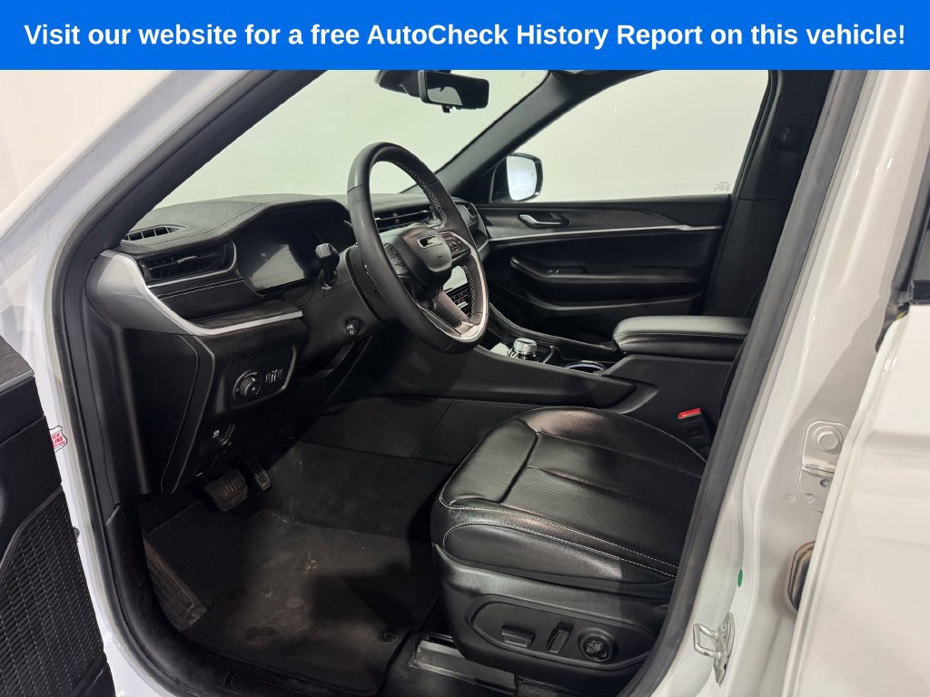 Used 2024 Jeep Grand Cherokee Limited w/ Luxury Tech Group II AWD/4WD image 16