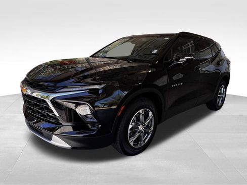 Used 2025 Chevrolet Blazer LT w/ Sound & Technology Package FWD image 3