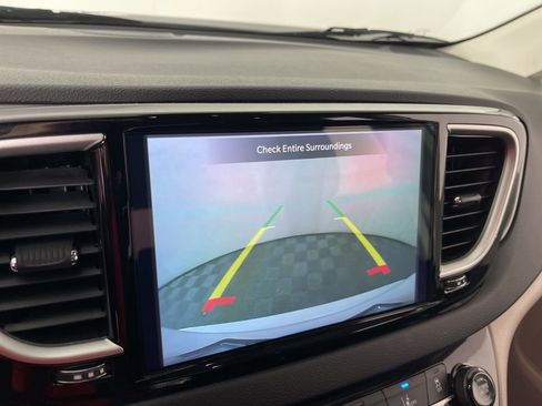 Used 2024 Chrysler Pacifica Touring-L image 32