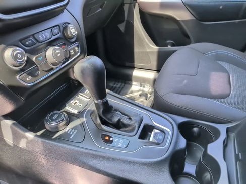 Used 2019 Jeep Cherokee Latitude w/ Cold Weather Group AWD/4WD image 28
