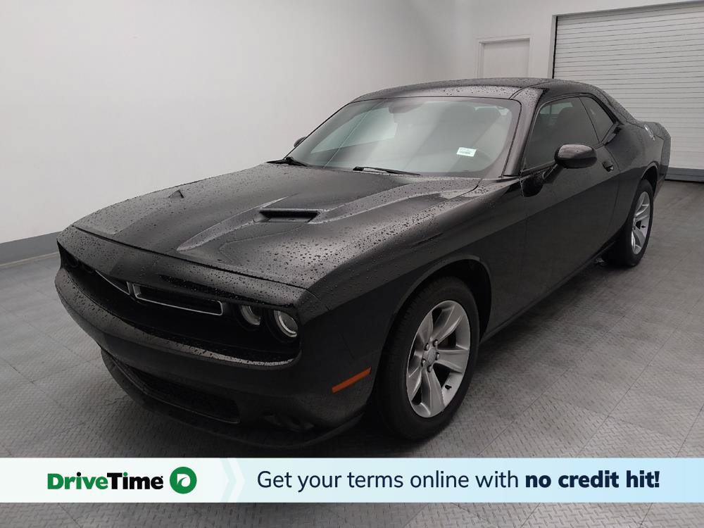 Used 2017 Dodge Challenger SXT RWD image 1