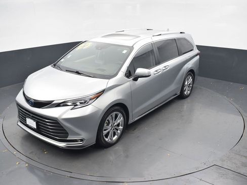 Used 2023 Toyota Sienna Platinum image 33