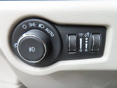 Used 2024 Chrysler Pacifica Touring-L FWD image 45