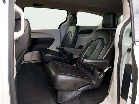 Used 2023 Chrysler Pacifica Touring-L FWD image 19