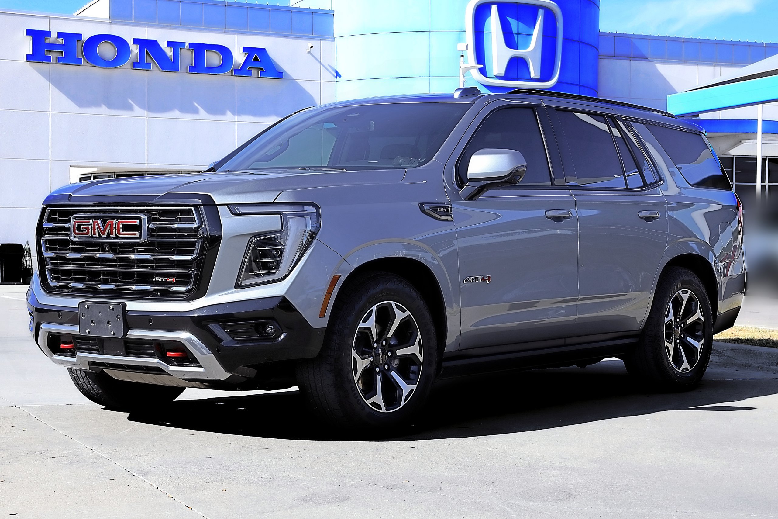 Used 2025 GMC Yukon AT4 AWD/4WD image 1