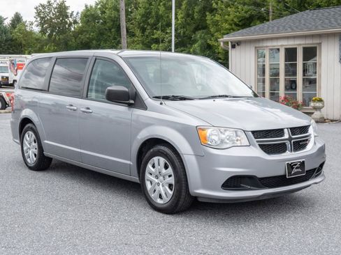 Used 2018 Dodge Grand Caravan SE w/ UConnect Hands-Free Group FWD image 3