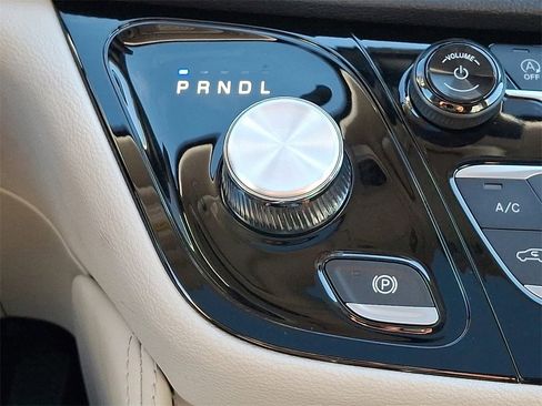 Used 2023 Chrysler Pacifica Limited image 16