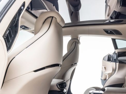 Certified 2025 Ferrari Purosangue image 33