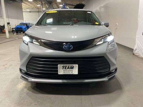 Used 2022 Toyota Sienna XLE Woodland Edition image 2