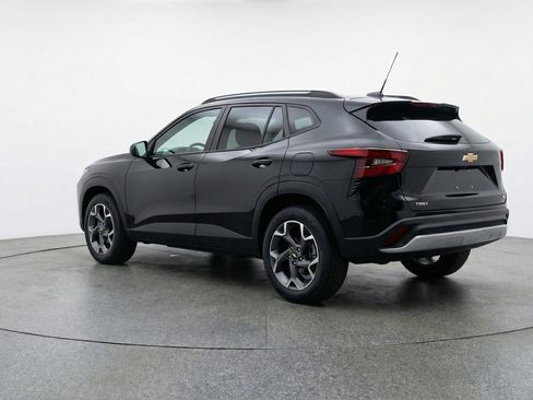 Used 2025 Chevrolet Trax LT FWD image 6