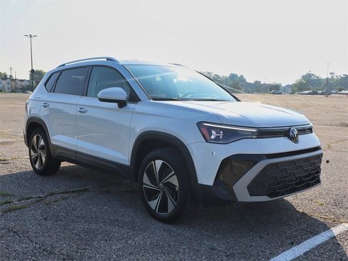 New 2025 Volkswagen Taos SE image 7