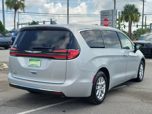 Used 2024 Chrysler Pacifica Touring-L FWD image 6