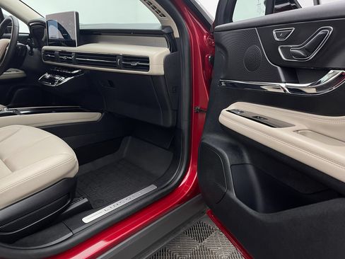 Used 2025 Lincoln Corsair FWD image 33