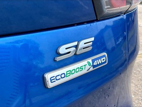 Used 2017 Ford Escape SE w/ SE Sport Appearance Package image 9