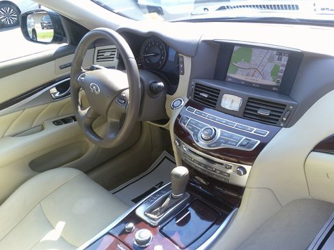 Used 2018 INFINITI Q70 Luxe w/ Cargo Package AWD/4WD image 24