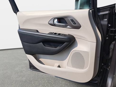 Used 2018 Chrysler Pacifica Limited w/ Advanced Safetytec Group FWD image 28