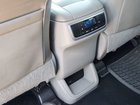 Used 2017 Toyota Highlander AWD V6 image 33