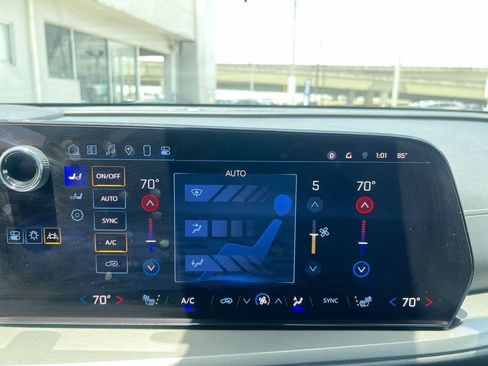 Used 2025 Chevrolet Traverse LT AWD/4WD image 15