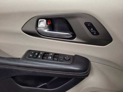 Used 2021 Chrysler Pacifica Touring-L image 18