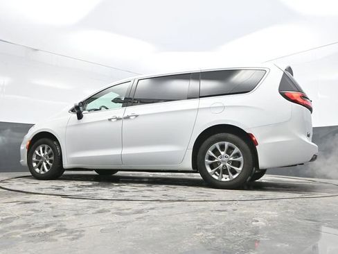 Used 2023 Chrysler Pacifica Touring-L image 34