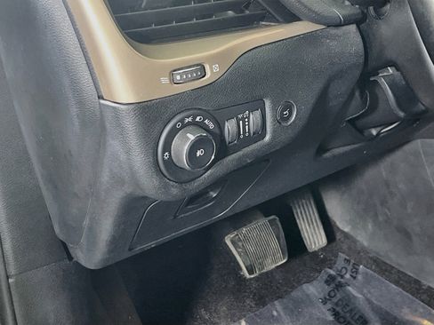 Used 2018 Jeep Cherokee Limited AWD/4WD image 10