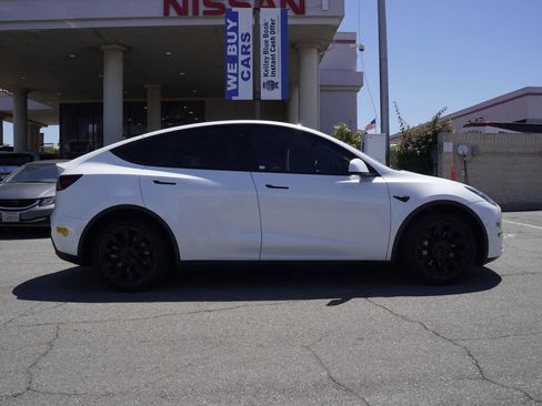 Used 2022 Tesla Model Y Long Range AWD/4WD image 3