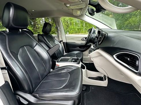 Used 2023 Chrysler Pacifica Touring-L FWD image 22