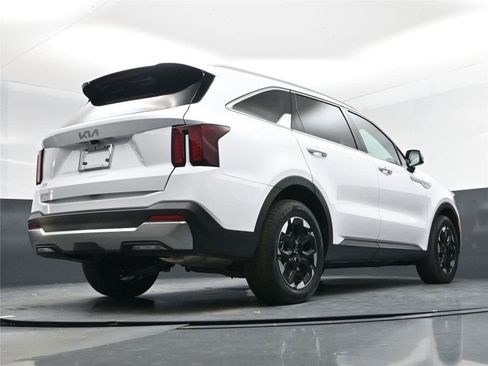 Used 2025 Kia Sorento S image 14