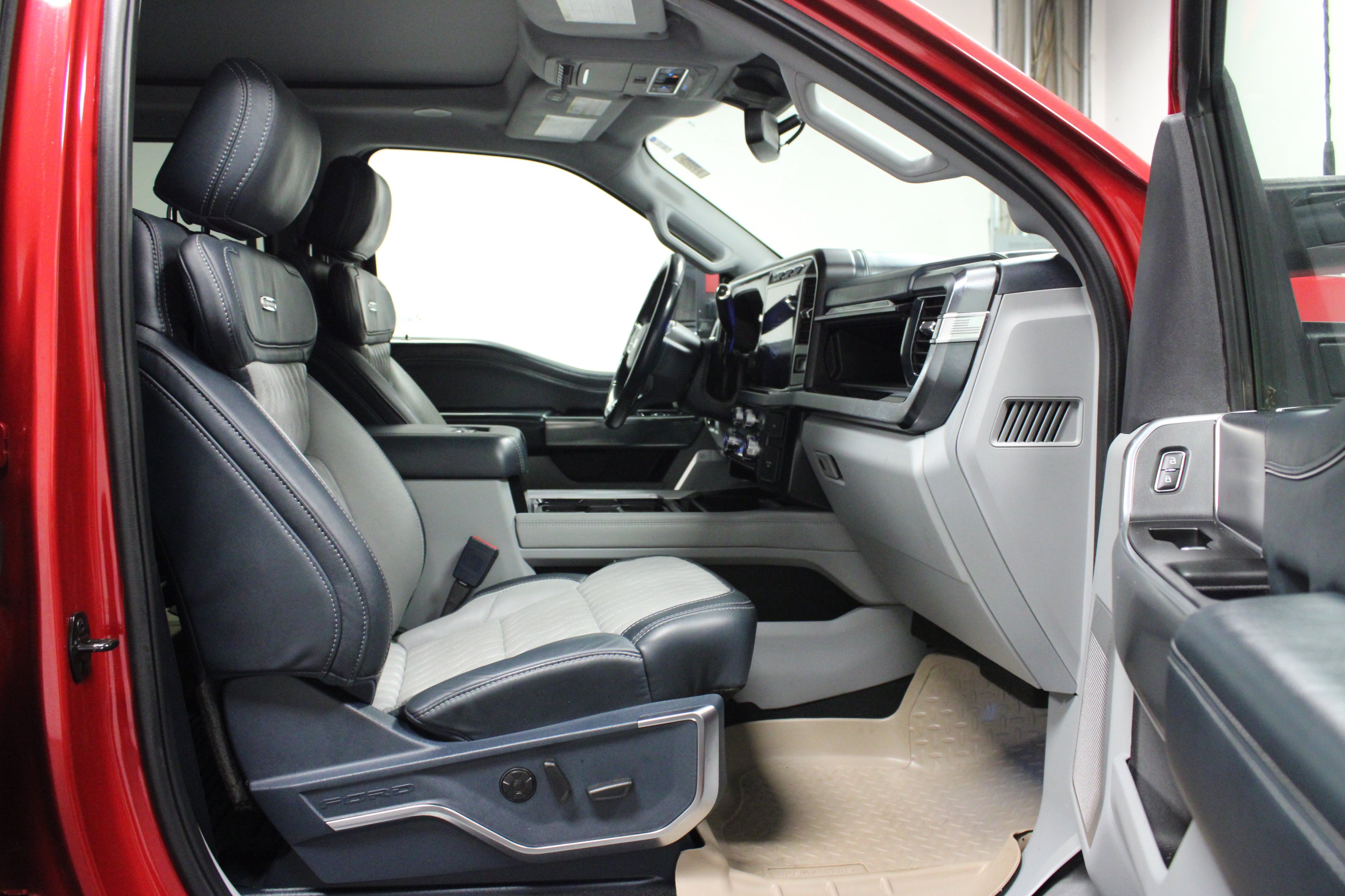 Used 2023 Ford F350 Limited w/ FX4 Off-Road Package AWD/4WD image 16
