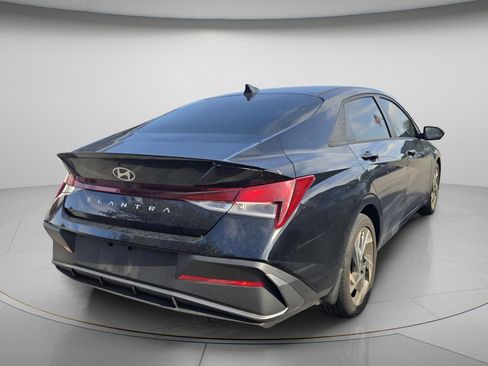 Certified 2025 Hyundai Elantra Sport FWD image 5