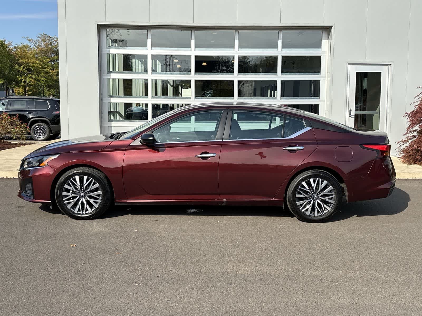 Used 2025 Nissan Altima 2.5 SV FWD image 2