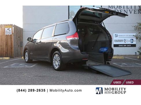 Used 2014 Toyota Sienna XLE image 1