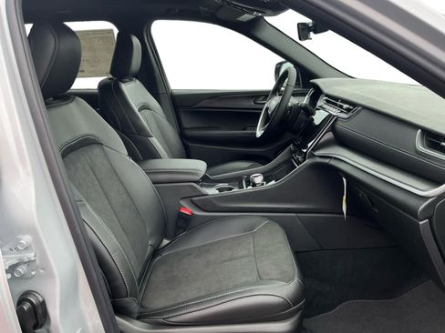 New 2025 Jeep Grand Cherokee Altitude image 16