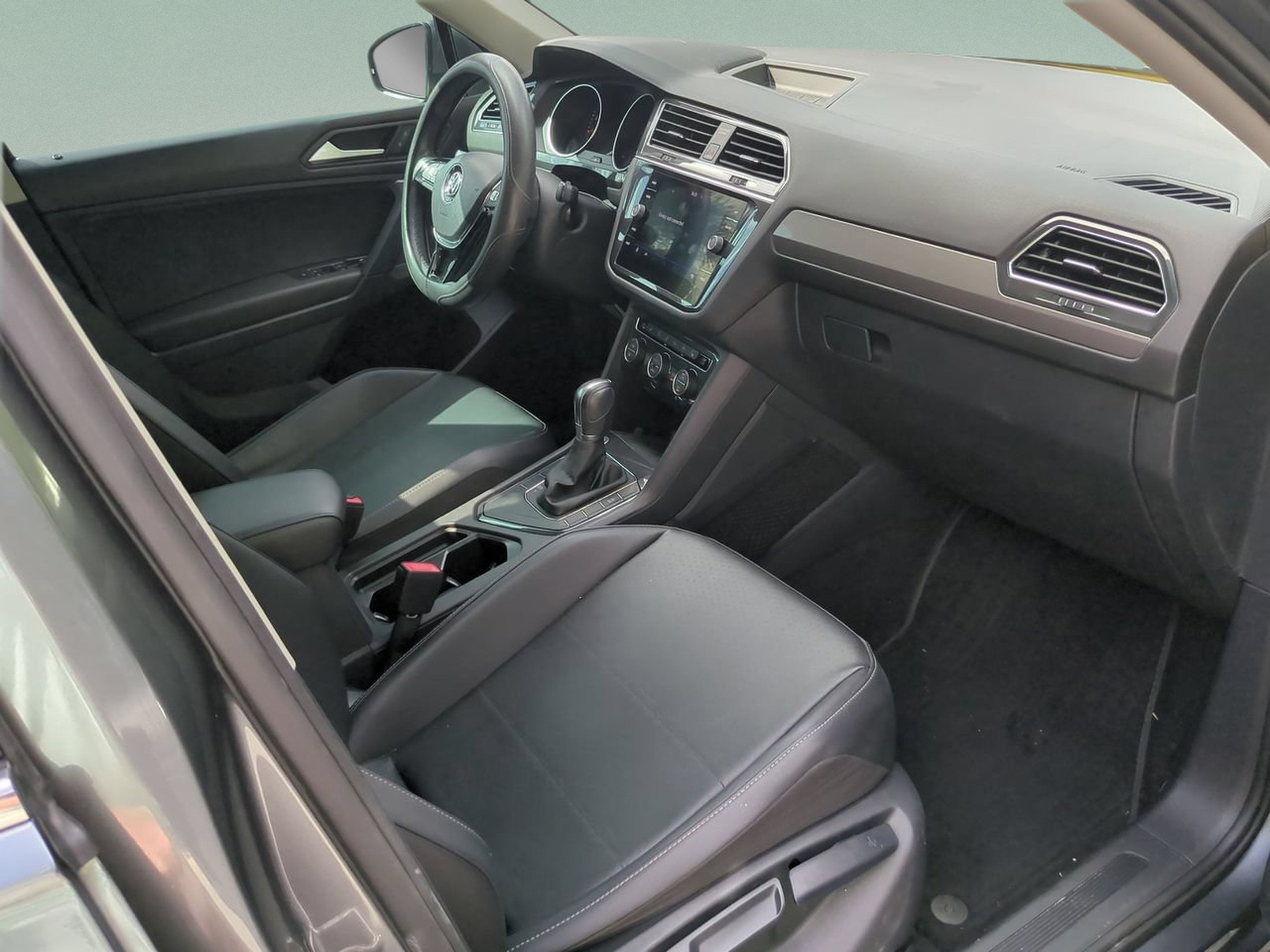 Used 2019 Volkswagen Tiguan SE w/ Panoramic Sunroof Package FWD image 20