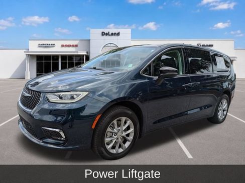 Used 2024 Chrysler Pacifica Touring-L AWD/4WD image 10