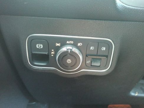 Used 2021 Mercedes-Benz GLB 250 w/ Premium Package image 33