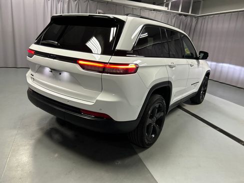 Used 2024 Jeep Grand Cherokee Altitude image 7