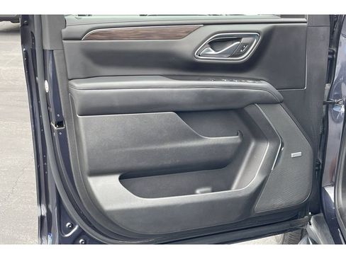 Used 2022 Chevrolet Suburban LT w/ Luxury Package image 12