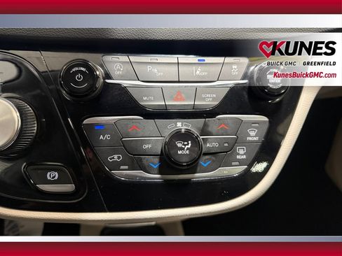 Used 2024 Chrysler Pacifica Touring-L FWD image 28