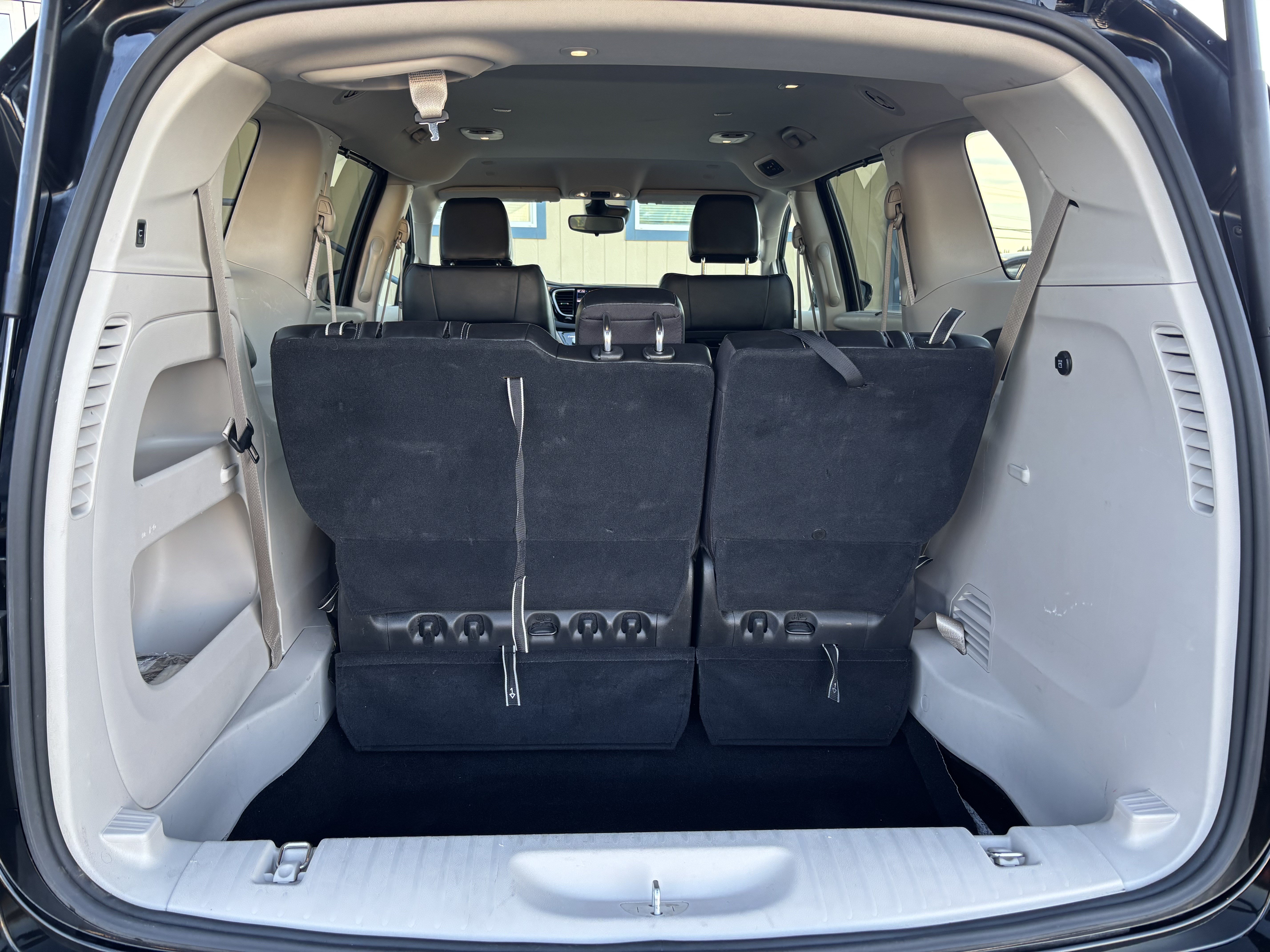 Used 2024 Chrysler Pacifica Touring-L FWD image 27