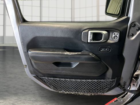 Used 2018 Jeep Wrangler Unlimited Sahara AWD/4WD image 18