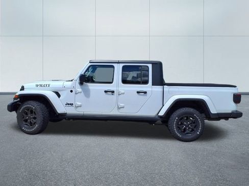 Used 2021 Jeep Gladiator Willys image 2